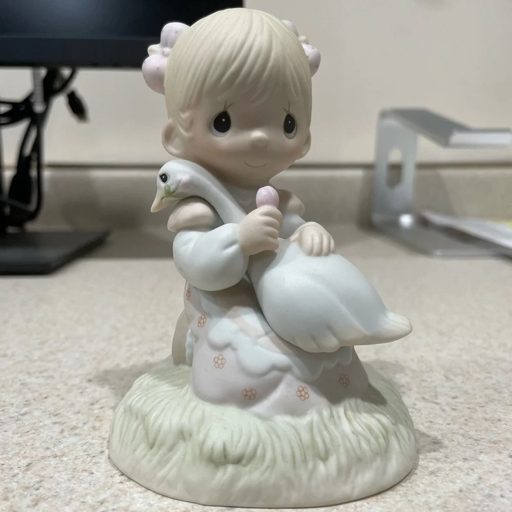 Precious Moments Figurine - Picture 1 of 5